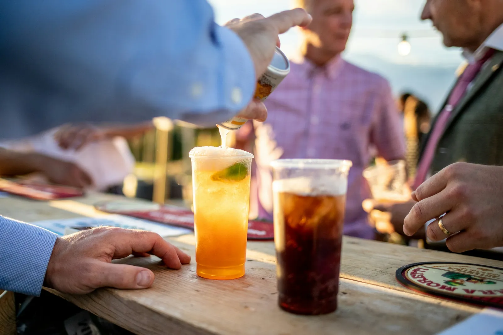 Verres servis sur une table en bois en terrasse, entre amis après la partie