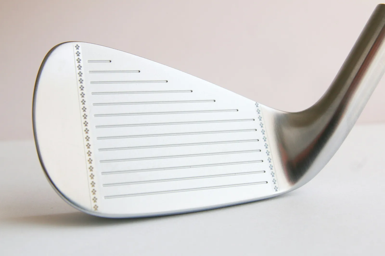 Gros plan sur la face rainurée d'un fer de golf